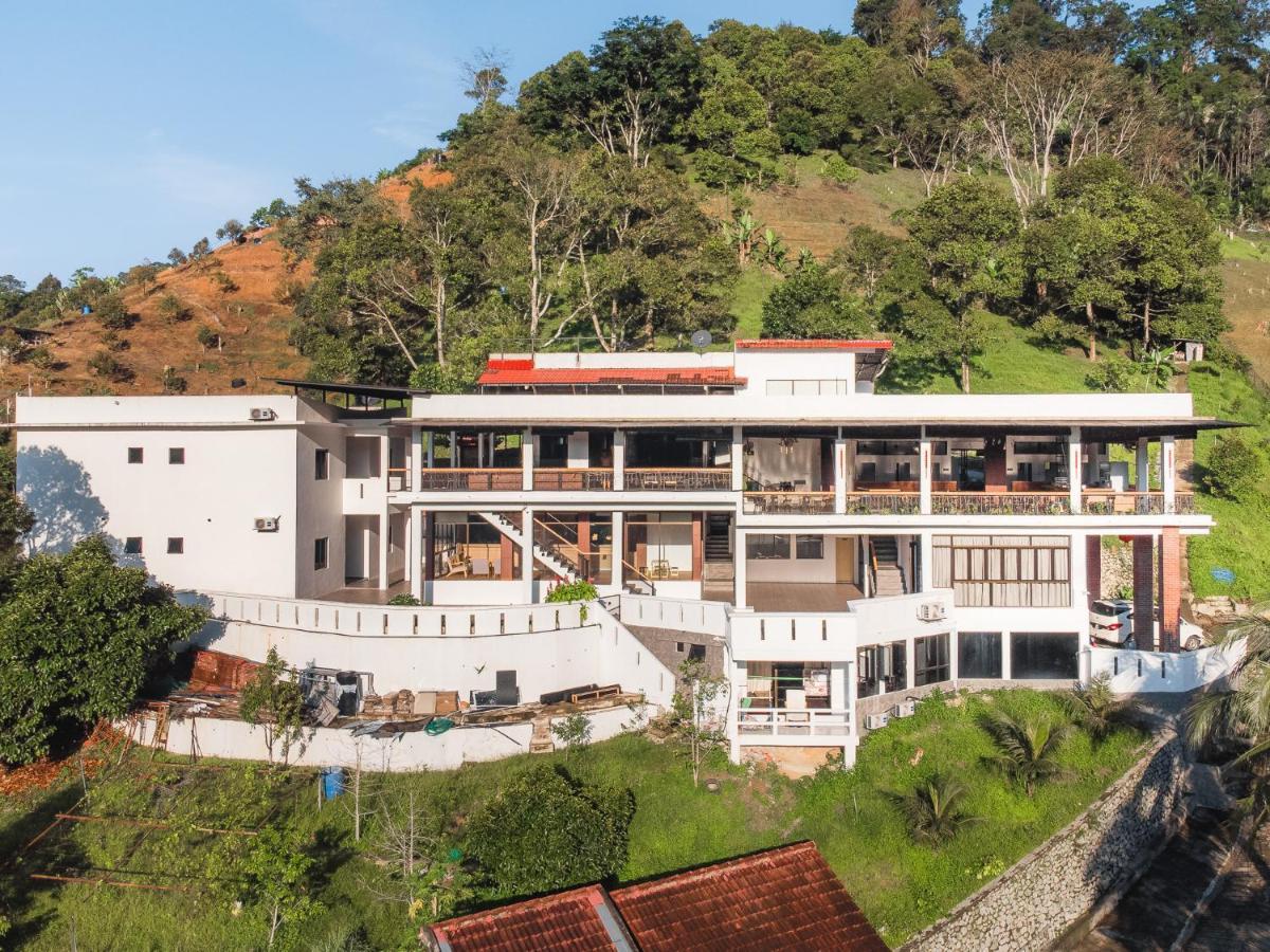Ellin Forest Karaoke & Pool Resort Bukit Tinggi Bentong Eksteriør billede